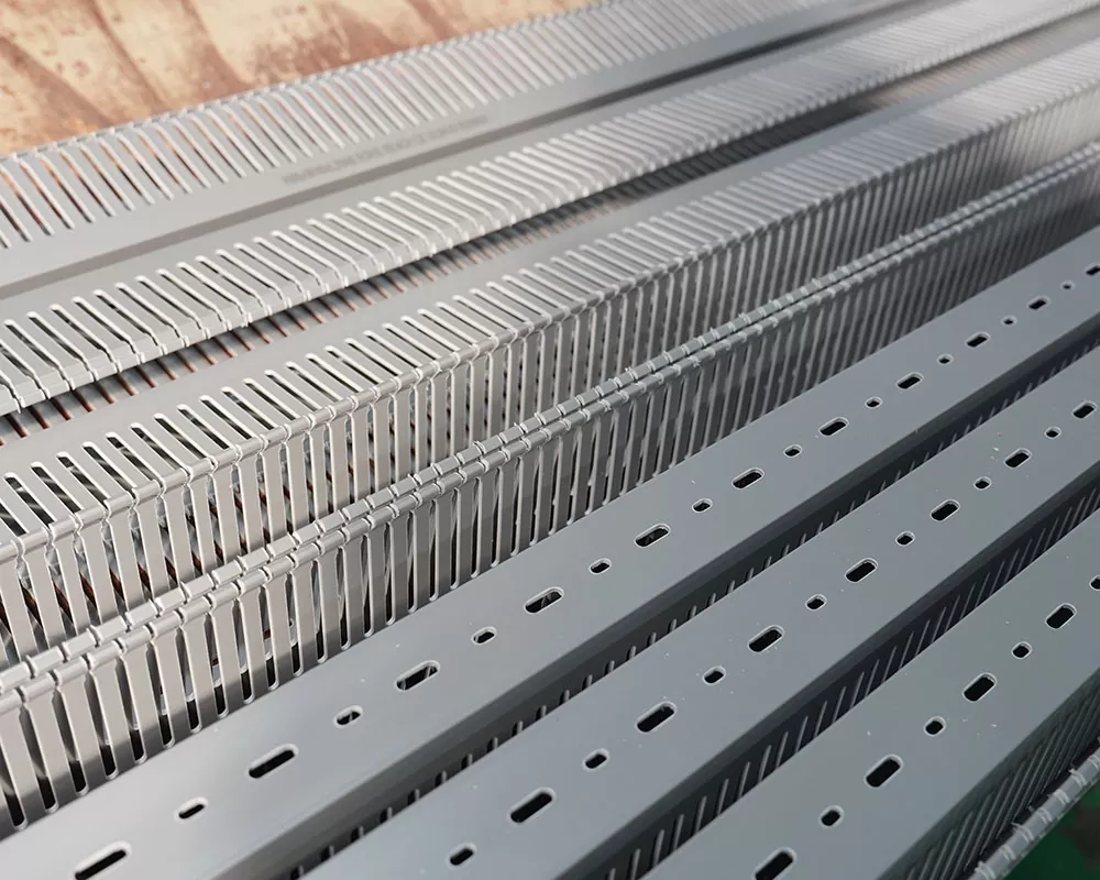 वितरण कॅबिनेटमधील पीव्हीसी फ्लेम-रिटार्डंट केबल ट्रेची तापमान प्रतिरोधक श्रेणी किती आहे?